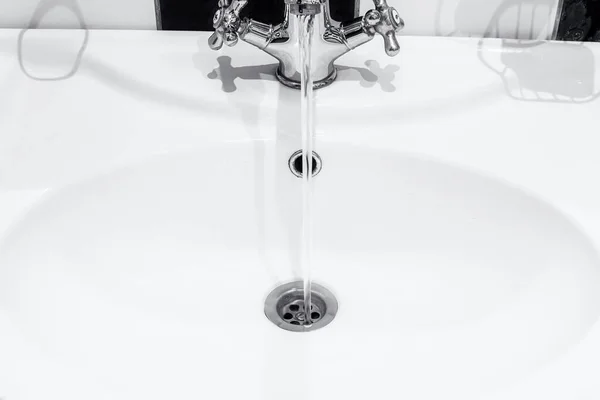 水龙头和浴室里的水 免版税图库图片