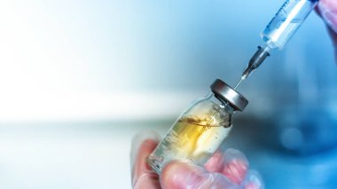 Aşı kapama aşısı ve şırınga doktorun elinde. Metin konsepti aşısı için yer var. Virüsü durdurun.