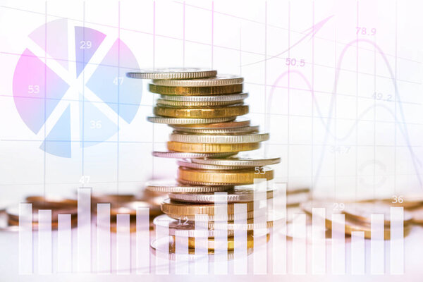 стопка монет на белом фоне концепция экономии денег роста бизнеса
