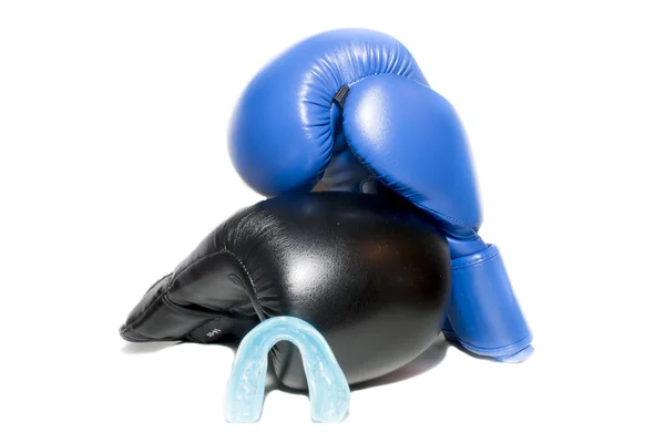 Gants de boxe isolés sur du blanc — Photo