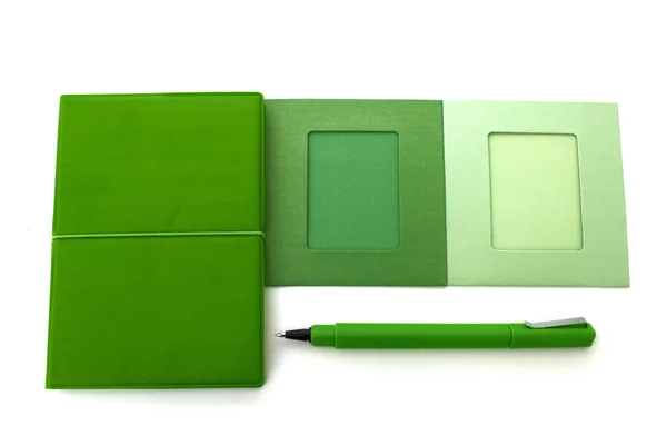 Caderno verde e caneta isolada sobre branco — Fotografia de Stock