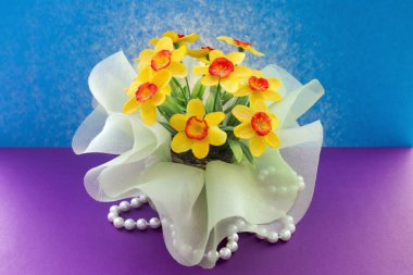 Renkli arka plan üzerinde sarı dekoratif çiçek