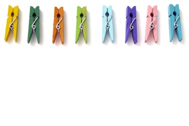 Multi arka plan beyaz izole keten clothespins renkli