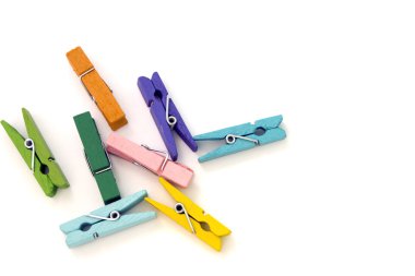 Birkaç beyaz arka plan üzerinde izole keten clothespins renkli