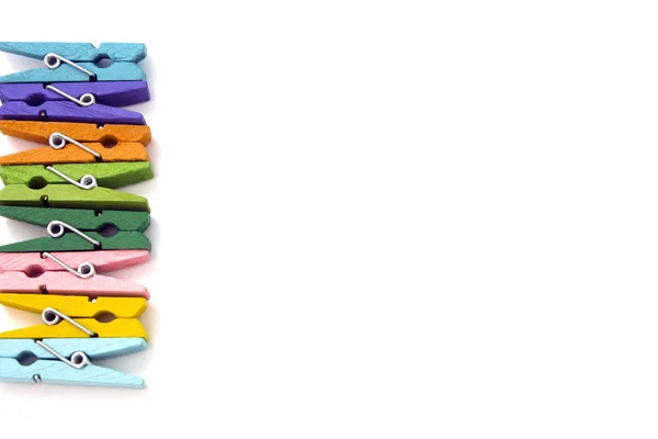 Multi arka plan üzerinde beyaz izole keten clothespins renkli — Stok fotoğraf