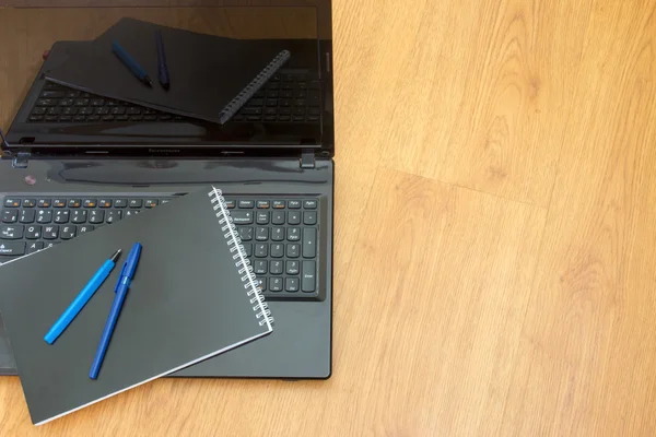 Background computer notebook and pen on the table — Stock Photo, Image