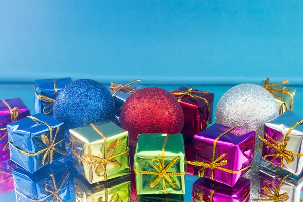 Рождественские подарки и игрушки на голубом фоне — стоковое фото