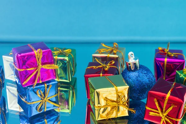 Presentes de Natal e brinquedos em um fundo azul — Fotografia de Stock