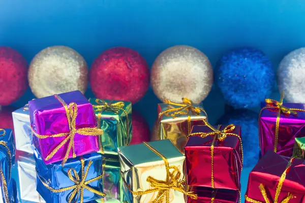 Presentes de Natal e brinquedos em um espelho — Fotografia de Stock