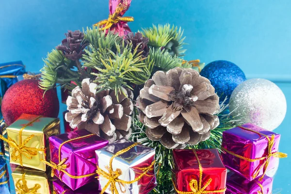 Рождественские подарки Рождественские игрушки и шишка на зеркале — стоковое фото