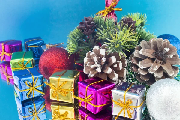 Presentes de Natal brinquedos e um galo no espelho — Fotografia de Stock