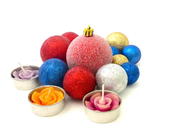 Christmas speelgoed en kaarsen op een witte achtergrond — Stockfoto
