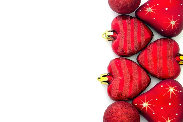 Juguetes de Navidad en forma de corazones sobre un fondo blanco — Foto de Stock