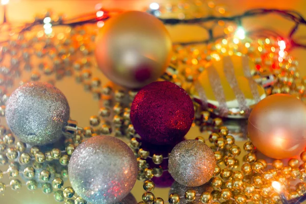 Brinquedos de Natal em uma grinalda amarela fora de foco — Fotografia de Stock