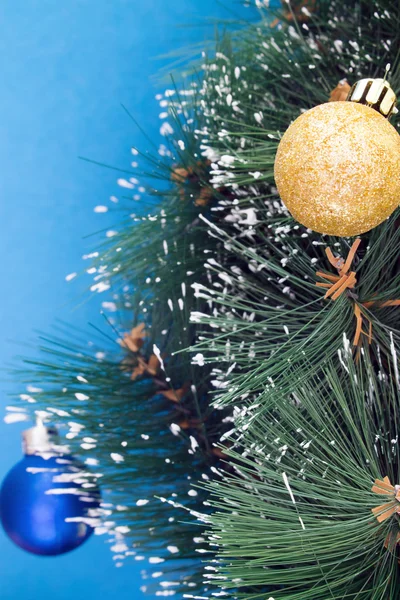 Árvore de Natal e brinquedos em um fundo azul close-up — Fotografia de Stock