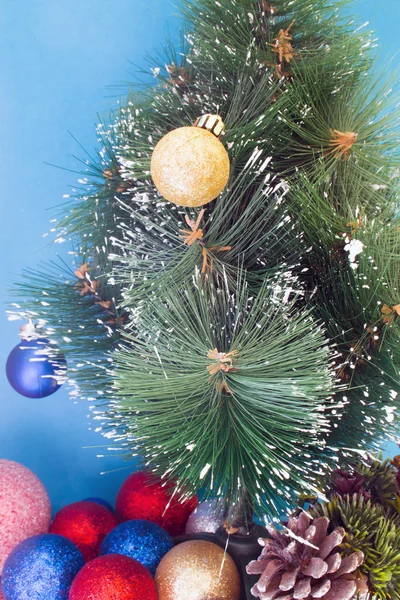 Árvore de Natal decorada e cones — Fotografia de Stock