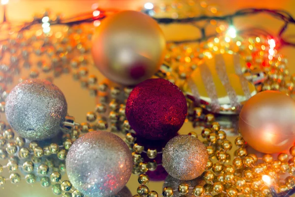 Christmas speelgoed op een gele garland onscherp — Stockfoto