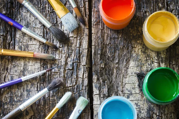 Pincel para pintar y pintar gouache en un semicírculo sobre la vieja mesa de madera maqueta — Foto de Stock