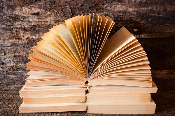 Lying on each other on top of old books open book with the pages fanned out — Stock Photo, Image