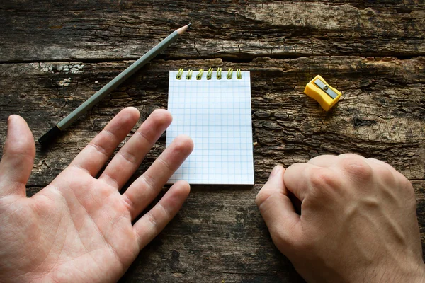 Man shows that he is left-handed International Lefthanders Day — Stock Photo, Image