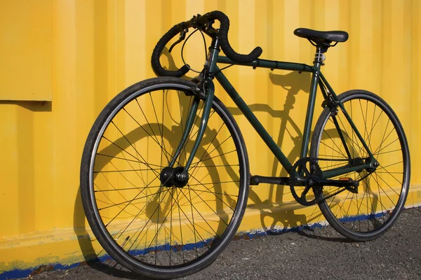 Yeşil spor Bisiklet sarı bir arka plan üzerinde — Stok fotoğraf