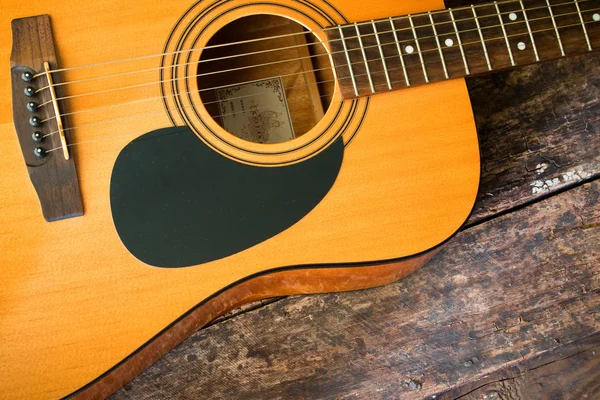 Dreadnought ακουστική κιθάρα σε ένα ξύλινο υπόβαθρο closeup — Φωτογραφία Αρχείου