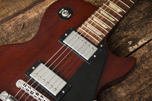 Guitare électrique Les Paul avec fond en bois rouge — Photo