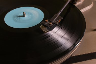 Vinil kaydı pikap seçici odak üzerinde mavi bir işaret ile döner