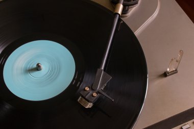 Vinil kaydı üst seçici odak pikap görünümünden üzerinde mavi bir işaret ile döner