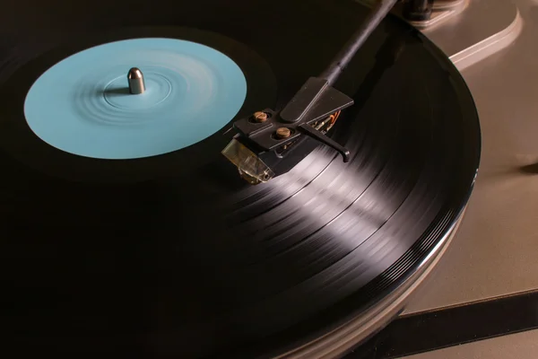 Registro giratorio de vinilo con una marca azul en el tocadiscos enfoque selectivo — Foto de Stock