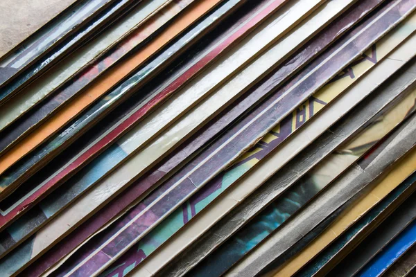 Catatan vinyl dalam paket secara diagonal close-up — Stok Foto