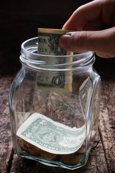 Homem fazendo uma doação para os necessitados — Fotografia de Stock