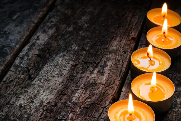 Ochucené spa svíčka na dřevěné pozadí — Stock fotografie