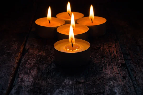 Velas acesas para relaxar no fundo de madeira — Fotografia de Stock