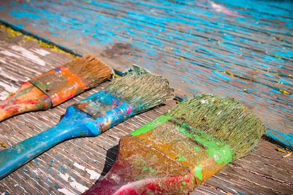 Viejo cepillo sucio para pintar sobre un fondo de madera primer plano — Foto de Stock