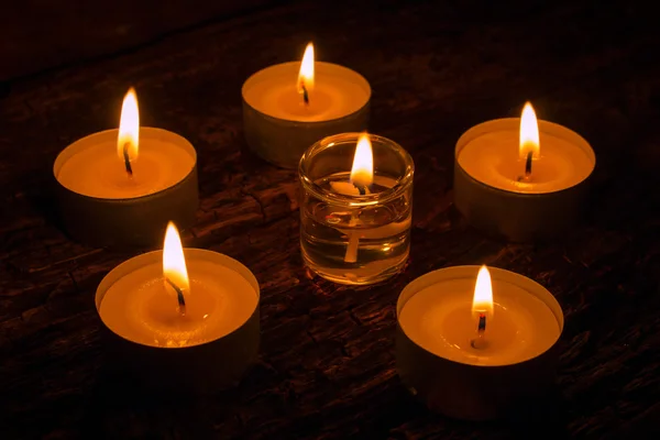 Svíčky aromaterapie na dřevěné pozadí — Stock fotografie