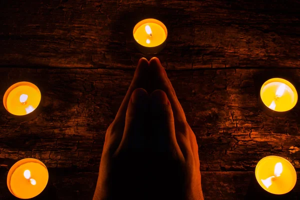 Homem lê uma oração cercada por velas — Fotografia de Stock