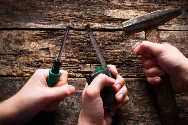 Main avec des outils de construction sur la fête du travail — Photo