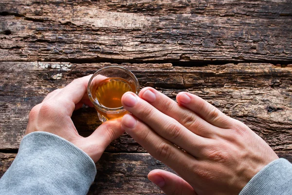 Hombre muestra abstinencia del alcohol — Foto de Stock