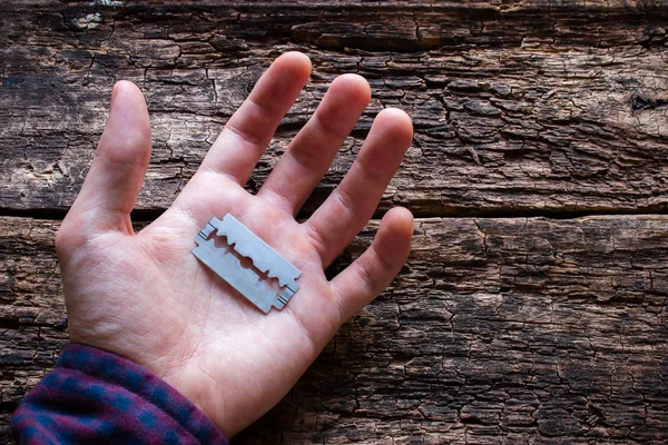 Man wants to commit suicide by holding a blade — Stock Photo, Image