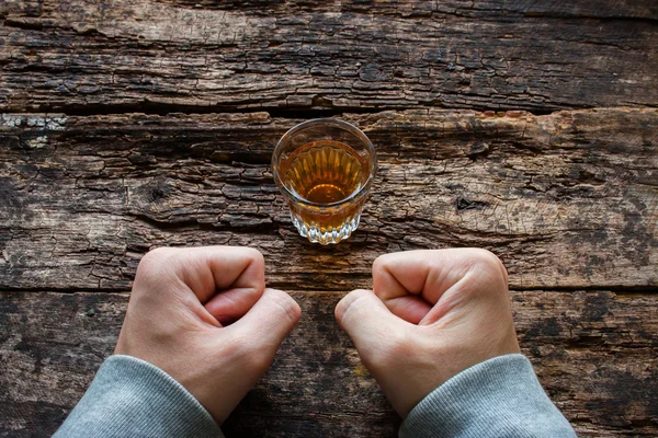 Mann zeigt Willenskraft, keinen Alkohol zu trinken — Stockfoto