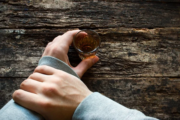 Hombre detenerme a no beber alcohol —  Fotos de Stock