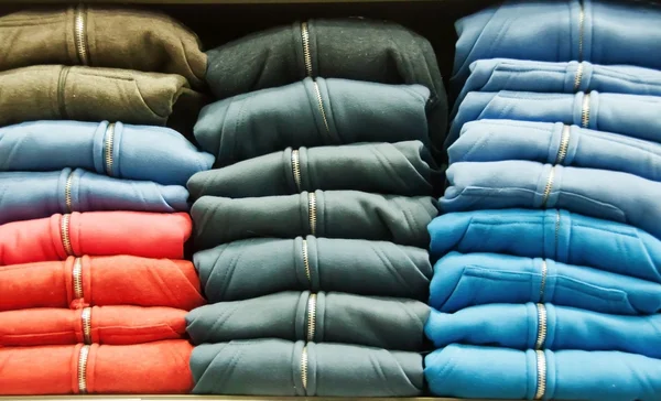 Bluzy w sklepie — Zdjęcie stockowe