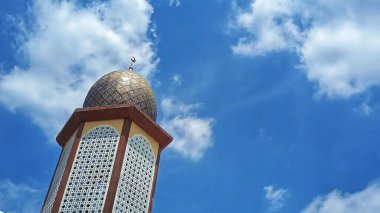Mavi gökyüzü arkaplanlı cami minareleri