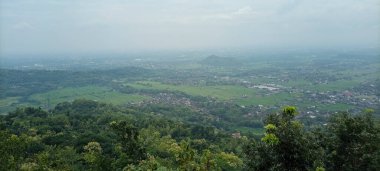 Sisli bir tepenin tepesinden şehrin panoramik manzarası