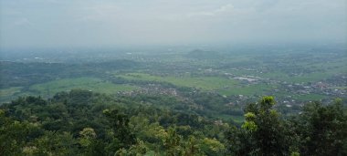 Sisli bir tepenin tepesinden şehrin panoramik manzarası