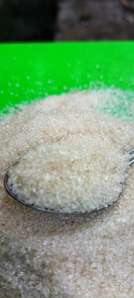 Ένα Ασημένιο Κουταλάκι Του Γλυκού Μια Στοίβα Από Λευκή Ζάχαρη — Φωτογραφία Αρχείου