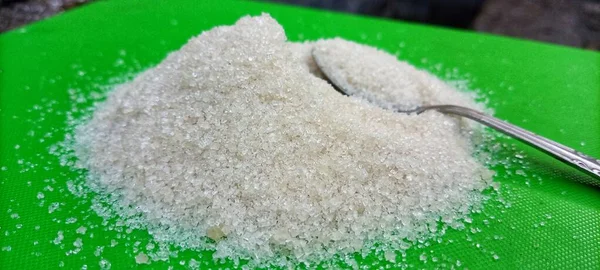 Una Cucharadita Plata Con Una Pila Azúcar Blanca Parte Superior —  Fotos de Stock