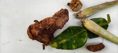 Köri yapmak için geleneksel Endonezya baharatları koleksiyonu.