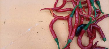 Kıvırcık kırmızı biber yığını fotoğrafı. Çok koyu kırmızı cilli.